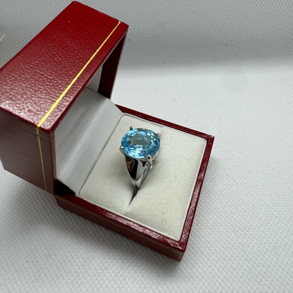 10 K white gold, genuine, aquamarine ring size 7 - Picture 2 of 3